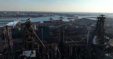 Hollanda, Ijmuiden 'da çelik üretimi. Endüstriyel tesisin uçak manzarası.