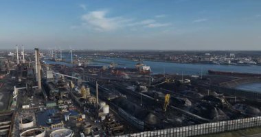 Hollanda, Ijmuiden 'da çelik üretimi. Endüstriyel tesisin uçak manzarası.