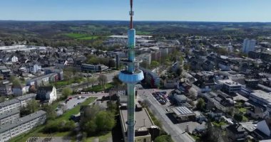 Telekomünikasyon kulesi ve televizyon kulesi, aynı zamanda Velbert, Kuzey Ren-Vestfalya, Almanya 'da Telebert olarak da bilinir. Hava görünümü.