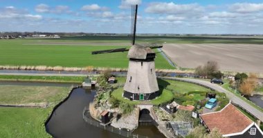 Polder arazisindeki rüzgar değirmeni, tipik Alman bölgesi. Hava görünümü.