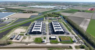 Veri girişi, bilgisayar merkezi, hiperölçekleyici, büyük teknoloji, bilgisayar teknolojisi, veri, internet, kuantum bilgisayarı. Hava aracı görüntüsü. Dış teknoloji yatırımı inşa ediliyor