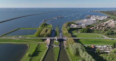 Markerwaarddijk, su kanalları, yol geçişi, ulaşım altyapısı. Hava aracı görüntüsü. Lelystad, Hollanda.