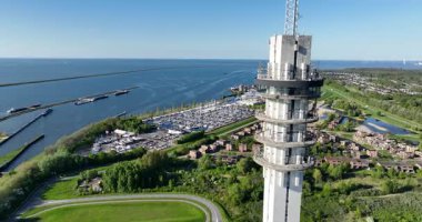 Leleystad, Hollanda 'daki veri merkezi kulesi. Hava görüntüsü. Radyo ve televizyon yayınları, veri trafiği ve mobil telekomünikasyon kuleden iletiliyor. Buna ek olarak, veri merkezi hizmetleri için de boş yer bulunmaktadır. Hava görünümü