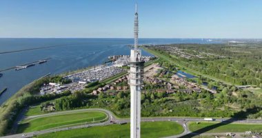 Leleystad, Hollanda 'daki veri merkezi kulesi. Hava görüntüsü. Radyo ve televizyon yayınları, veri trafiği ve mobil telekomünikasyon kuleden iletiliyor. Buna ek olarak, veri merkezi hizmetleri için de boş yer bulunmaktadır. Hava görünümü