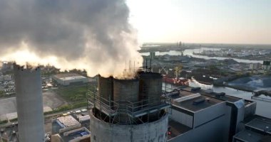 Amsterdam, Hollanda limanındaki duman yığınları, atık yakma tesisi. Hava aracı görüntüsü. Baca, endüstriyel duman kulesi.