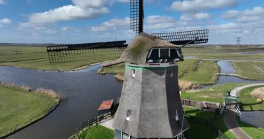 Polder arazisindeki rüzgar değirmeni, tipik Alman bölgesi. Hava görünümü.