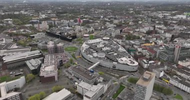 Almanya 'nın Essen şehrinde bir iş yeri. Yüksek katlı ofis binası, şehir altyapısı. Hava aracı görüntüsü. Almanya 'da ticari işler.