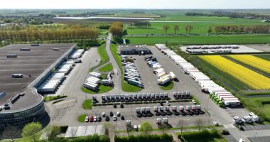 Wognum, Kuzey Hollanda, Hollanda, 27 Nisan 2025, Simon Loos, lojistik şirketi, karayoluyla nakliye. Kamyon nakliye şirketi. Hava görünümü.