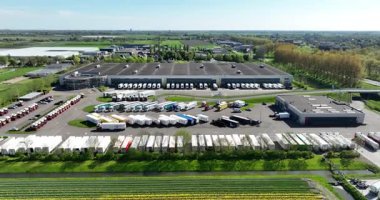 Wognum, Kuzey Hollanda, Hollanda, 27 Nisan 2025, Simon Loos, lojistik şirketi, karayoluyla nakliye. Kamyon nakliye şirketi. Hava görünümü.