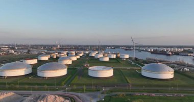 Hollanda, Amsterdam limanında petrol deposu. Fosil enerji endüstrisini yakıyor. Hava görünümü.