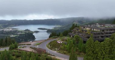 Sao Miguel adasının güzel yeşil manzarası, turistik bir yer. İlkbahar Avrupa 'da güzel hava koşulları. Hava görünümü.