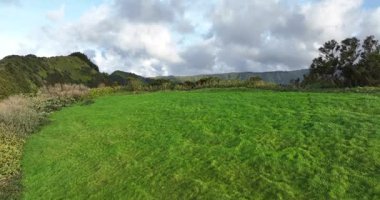 Sao Miguel adasının güzel yeşil manzarası, turistik bir yer. İlkbahar Avrupa 'da güzel hava koşulları. Hava görünümü.