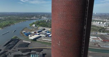 Almanya 'da Duisburg çevresindeki Ren nehri boyunca sanayi. Nakliye için kullanılan su yolu, ağır sanayi bölgesi. Hava görünümleri.