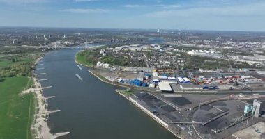 Almanya 'da Duisburg çevresindeki Ren nehri boyunca sanayi. Nakliye için kullanılan su yolu, ağır sanayi bölgesi. Hava görünümleri.