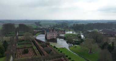 Egeskov Kalesi, Danimarka 'nın Funen adasındaki kale. Rönesans, kale, Danimarka. Anıt ve simge.
