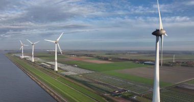 Rüzgar türbinleri, yenilenebilir enerji, su boyunca, Hollanda, temiz enerji geçişi, Yeşil enerji, iklim değişikliği, teknoloji, enerji endüstrisi. Hava aracı videosu