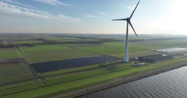 Rüzgar türbinleri, yenilenebilir enerji, su boyunca, Hollanda, temiz enerji geçişi, Yeşil enerji, iklim değişikliği, teknoloji, enerji endüstrisi. Hava aracı videosu