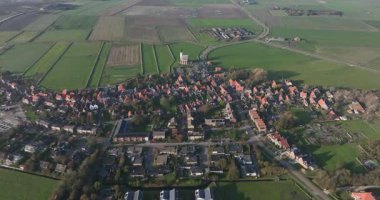 Den Hoorn, Kuzey Hollanda 'nın Texel ilçesine bağlı bir köydür. Kırsal kesimde şehir çevresi, turistik yerler. Hava aracı görünümü.