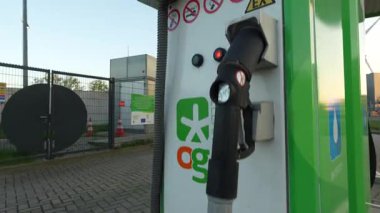 Amsterdam, Kuzey Hollanda, Hollanda, 26 Nisan 2025: Hidrojen, benzin istasyonu, yakıt ikmali, sürdürülebilir hareketlilik.