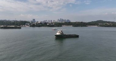 SIngapore 'un ufuk çizgisi, Güney Doğu Asya, Sentosa adası, gemiler, okyanus. Hava aracı videosu.