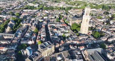 Dom kulesi, 17. yüzyıl Carillon 'u ve panoramik manzaraya doğru 465 basamaklı 95 metrelik Gotik kilise kulesi. Utrecht şehrinin simgesi. Yakın zamanda yenilendi. Hava aracı görünümü.