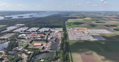 Flaman polarında festival alanı, kamp dahil, müzik festivali, yaz zamanı. Biddingshuizen, Hollanda. Bir hava videosu.