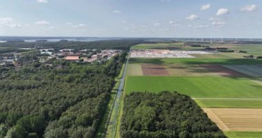 Flaman polarında festival alanı, kamp dahil, müzik festivali, yaz zamanı. Biddingshuizen, Hollanda. Bir hava videosu.