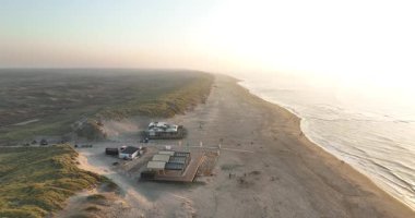 Texel, ada, kum tepeleri, kum, gün batımı bir hava aracı kumsalı videosu