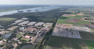 Flaman polarında festival alanı, kamp dahil, müzik festivali, yaz zamanı. Biddingshuizen, Hollanda. Bir hava videosu.