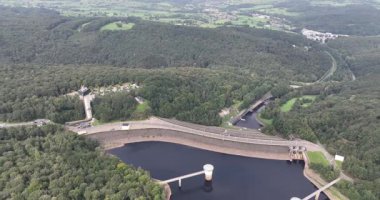 Lac de la Gileppe, Ardennes Gölü, Belçika. Hava görüntüsü. Büyük baraj, içme suyu, aslan heykeli. Bir hava aracı videosu.