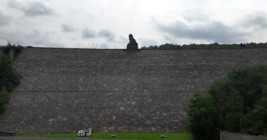 Lac de la Gileppe, Ardennes Gölü, Belçika. Hava görüntüsü. Büyük baraj, içme suyu, aslan heykeli. Bir hava aracı videosu.
