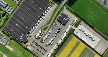Nakliye ve lojistik şirketi, tepeden tırnağa bir drone videosu. Kamyonlar, şirket, yol ulaşımı. Hollanda 'da..