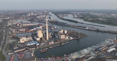 Weser nehri ve Bremen limanı, endüstriyel ticari nakliye ve üretim, lojistik ve imalat. Su yolu altyapısı. Hava görünümü.