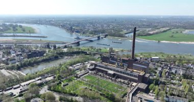 Büyük çelik üreticisi Ren, DUisburg, Almanya 'dan. Endüstri için güç ve enerji. Hava görünümü.
