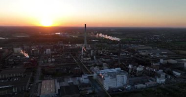Günbatımında üretim ve muanimasyon, Chempark Krefeld Uerdingen. Almanya. Plastik, çözücüler, özel kimyasallar ve diğer endüstriyel malzemelerde kimyasal üretim.