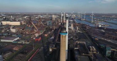 Hollanda, Ijmuiden 'daki metal üretim tesisi. Çelik ve alüminyum üretim şirketi. Sanayi bölgesi. Hava görünümü.