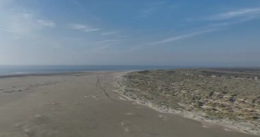Texel, Hollanda 'nın plajı. Hava aracı videosu.