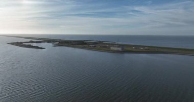 Afsluitdijk, Breezanddijk, Hollanda, eski çalışma adası Breezand, benzin istasyonu, küçük liman, bir hava aracı videosu..