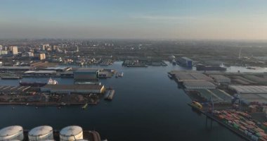 Amsterdam limanında petrol ürünleri deposu. Hollanda 'da. Suyun üzerinde taşıma. Hava aracı görüntülemesi.