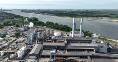 Atık yakma tesisi, Rotterdam limanındaki yeni enerji kaynaklarının atıkları. Bir hava aracı videosu.