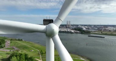 Rotterdam, Hollanda limanında rüzgar türbinleri. Meuse nehri boyunca. Şişe bölgesi. Hava aracı videosu
