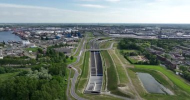 Maas Delta tüneli, Meuse nehri, Rotterdam, Hollanda 'nın altındaki trafik tüneli. Hava aracı videosu.