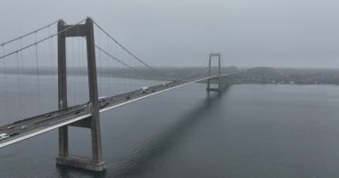 Danimarka Köprüsü, Yeni Küçük Kemer Köprüsü, ulaşım altyapısı. Hava aracı videosu. Sisli hava.