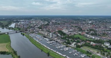 Roermond, siluet, Hollanda 'daki Meuse nehri boyunca şehir, Meuse köprüsü, şehir manzarası, ulaşım, binalar, hava aracı videosu.