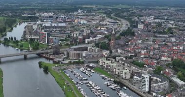 Roermond, siluet, Hollanda 'daki Meuse nehri boyunca şehir, Meuse köprüsü, şehir manzarası, ulaşım, binalar, hava aracı videosu.