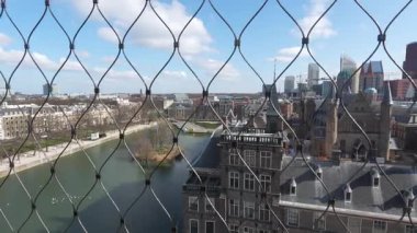 Lahey 'in ufuk çizgisi, Binnenhof' un yenilenmesi, siyasi tarihi merkez, panoramik izleme kulesinden görülüyor. Bakış açısı.