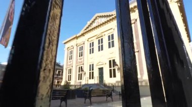 Mauritshuis, Lahey, 1822 'den beri dünyaca ünlü Hollanda ve Flaman tabloları koleksiyonuyla müze. Bina cephesi.