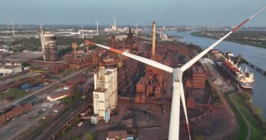 Bremen, Almanya 'nın metal üretim endüstrisi. Hava aracının genel görüntüsü. Ağır sanayi bölgesi. Üretim, üretim.