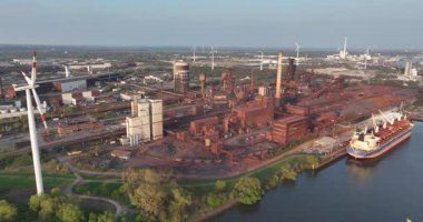 Bremen, Almanya 'nın metal üretim endüstrisi. Hava aracının genel görüntüsü. Ağır sanayi bölgesi. Üretim, üretim.