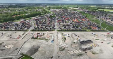 inşaat halindeki yerleşim alanı, modern konutlar, banliyö planlaması, inşaat, Hollanda. Hava aracı görünümü.